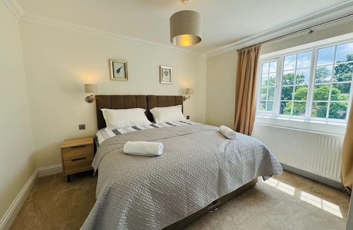 Ascot House | 3BR House with 3 Baths with Free Parking in Ascot