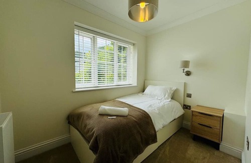 Ascot House | 3BR House with 3 Baths with Free Parking in Ascot