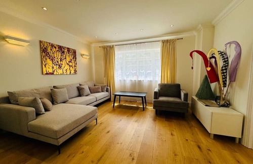 Ascot House | 3BR House with 3 Baths with Free Parking in Ascot