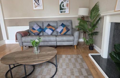 Kirkliston Apartment | 3BR House with Parking 10 Mins to Airport Sleeps 6