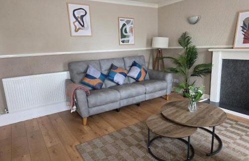 Kirkliston Apartment | 3BR House with Parking 10 Mins to Airport Sleeps 6