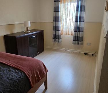 Kirkliston Apartment | 3BR House with Parking 10 Mins to Airport Sleeps 6