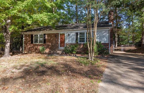 North Raleigh House | 3BR Kid Friendly Fenced in Swingset