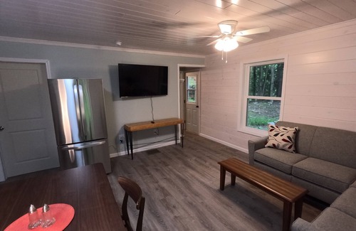 South Rutland Cabin | 3BR Lacona Cabin: AC, Trails Access, Family + Pet-Friendly
