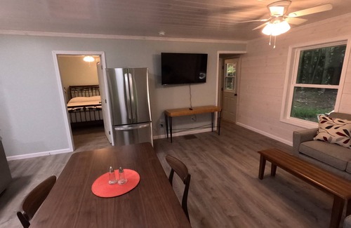 South Rutland Cabin | 3BR Lacona Cabin: AC, Trails Access, Family + Pet-Friendly