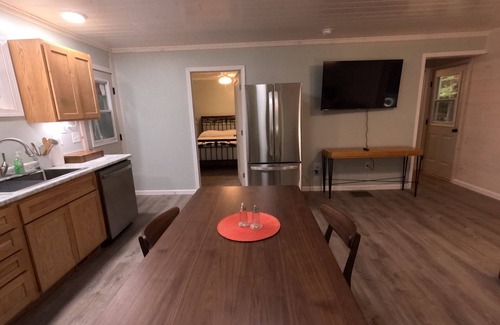 South Rutland Cabin | 3BR Lacona Cabin: AC, Trails Access, Family + Pet-Friendly
