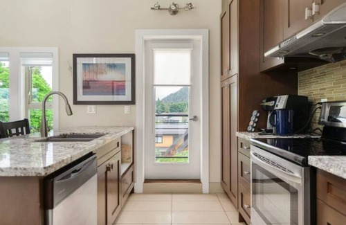 Hope Apartment | 3BR Lakeside Dream Penthouse