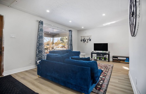 London House | 3BR main floor, 5 minutes to Victoria Hospital