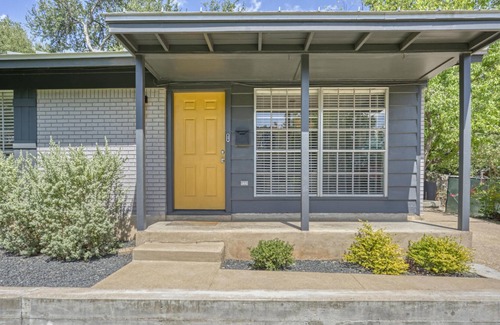 Dawson House | 3BR Mid Century off S.Congress |Tesla Charger