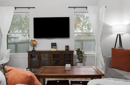 Foster Heights House | ★3BR Modern East ATX |UT|ACL|SXSW|DT-Dog friendly★