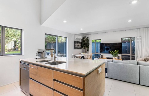 Glendowie House | 3BR Modern Elegance Near Beaches