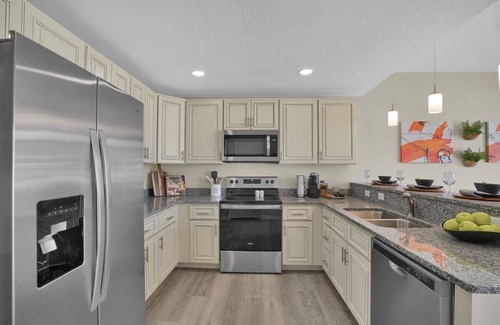 Northgate House | 3BR Modern Haven, Work, Play & Relax