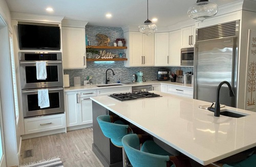 Central Okanagan House | 3BR Modern Kelowna Home w/Pool & Sandy Beach Access