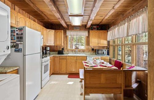 Timberland House | 3BR Mountain Cabin-Near Beach & Slopes