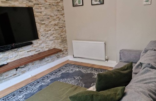 Wythenshawe House | 3BR Near Airport with private gated parking, close to city centre and motorway