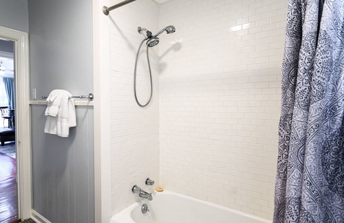 DeRidder House | 3BR, Newly Renovated, Cozy Cottage with HOT TUB