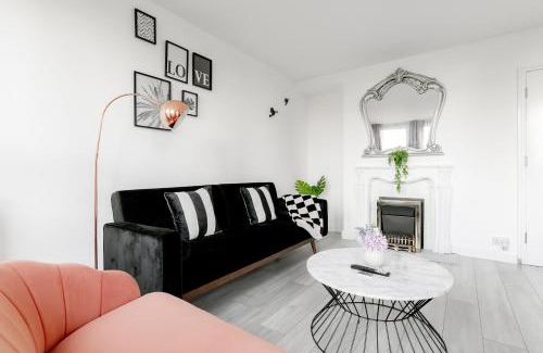 Lansbury Apartment | 3BR Off A13 , Sleeps 6, 2mins to Langdon DLR,Free Parking