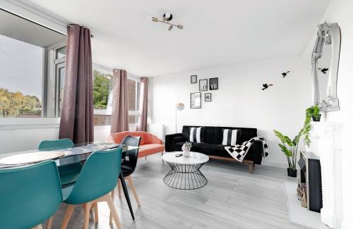 Lansbury Apartment | 3BR Off A13 , Sleeps 6, 2mins to Langdon DLR,Free Parking