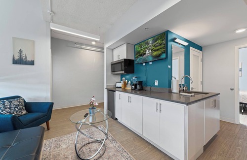 South Kansas City Apartment | 3BR Pod Near Campus Wi-Fi & Parking Sleeps 3 with AC in Wonderful Kansas City