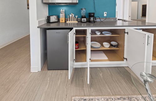 South Kansas City Apartment | 3BR Pod Near Campus Wi-Fi & Parking Sleeps 3 with AC in Wonderful Kansas City