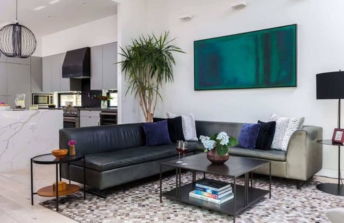 East Cesar Chavez House | 3br, Private Pool, Luxury |Hidden Oasis - Portoro
