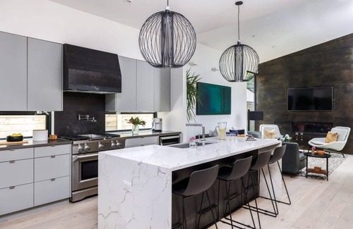 East Cesar Chavez House | 3br, Private Pool, Luxury |Hidden Oasis - Portoro