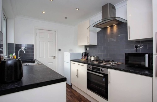 Sunderland House | 3BR Retreat | High Barnes | Wifi