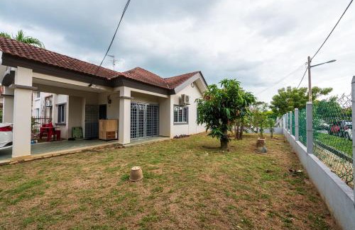 Sungai Pelek House | 3BR Retreat Homestay near to GoldCoast, Sepang by Verano