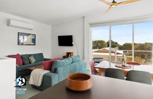Aldinga Beach House | 3BR Retro Charm Beach House Getaway