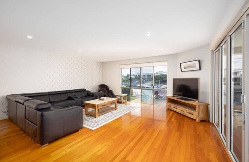 Helensvale House | 3BR Serene Waterfront Retreat with pool & dock