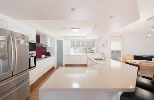 Helensvale House | 3BR Serene Waterfront Retreat with pool & dock