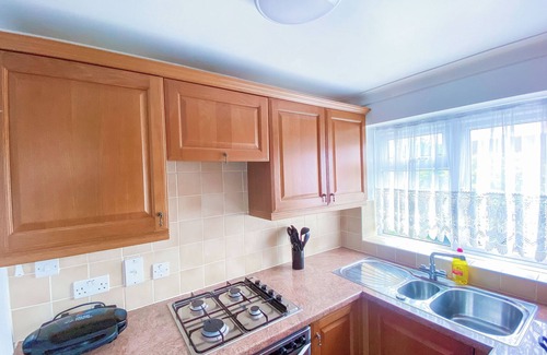 Elm Park House | 3BR-Sleeps5-Parking-NearTrainStation