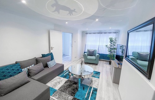 Elm Park House | 3BR-Sleeps5-Parking-NearTrainStation