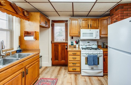 Rochester House | 3BR/Smart TV/Off-Street Parking