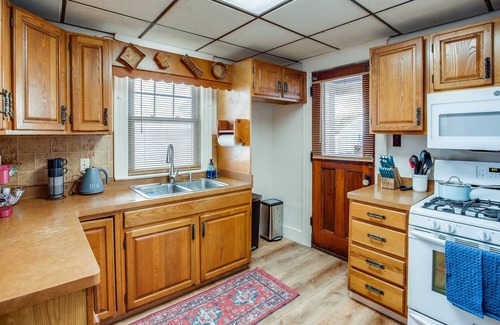 Rochester House | 3BR/Smart TV/Off-Street Parking