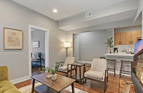 East Albany Park Apartment | 3BR Spacious Apartment with In-Unit Laundry - Kedzie 3F