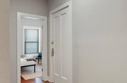 East Albany Park Apartment | 3BR Spacious Apartment with In-Unit Laundry - Kedzie 3F