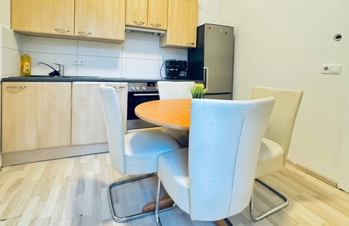 Grinzing Apartment | 3BR Stay for 6P Near FAC Platz