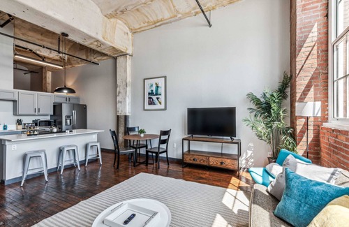 Crossroads Arts District Apartment | 3BR Stunning Downtown Historic Loft with Gym
