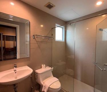 Bangkok Central Business District House | 3BR Sukhumvit Townhouse, close to Emsphere and BTS MRT