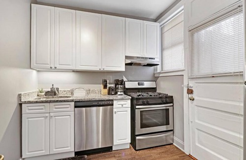 Lake View East Apartment | 3BR Sunny and Spacious Apartment near Restaurants - Stratford 2S rep