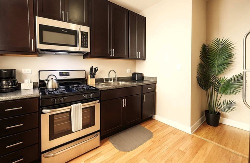 Rogers Park Apartment | 3BR Sunny & Cozy Unit