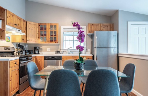 Neartown House | 3BR The Hidden Agenda! A Prime Montrose Location ★