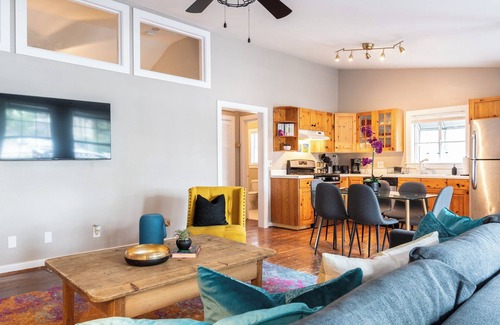 Neartown House | 3BR The Hidden Agenda! A Prime Montrose Location ★