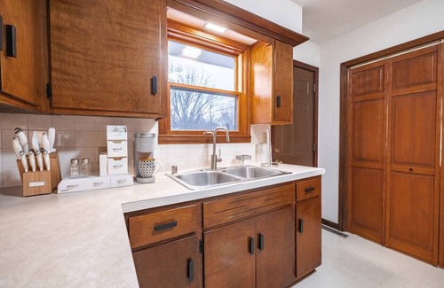 Lawrence Apartment | [3BR] The Mocha StayAwhile Retreat