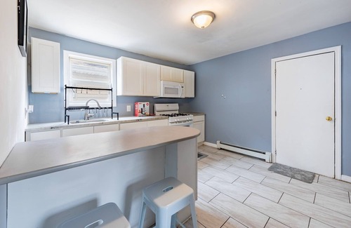 Forest Hill Apartment | 3BR Unit | Near Subway & Top Attractions