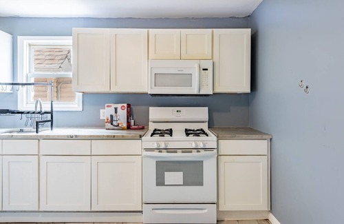 Forest Hill Apartment | 3BR Unit | Near Subway & Top Attractions