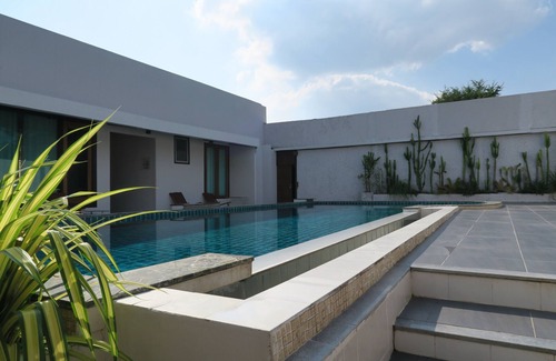 San Sai Villa | 3BR Villa: Sleeps 7, Private Pool, Ideal for Families Near Central Festival