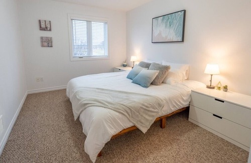 Cornwall House | 3BR+WiFi+Kitchen+Washer+Free Prking+Dryer+Pet