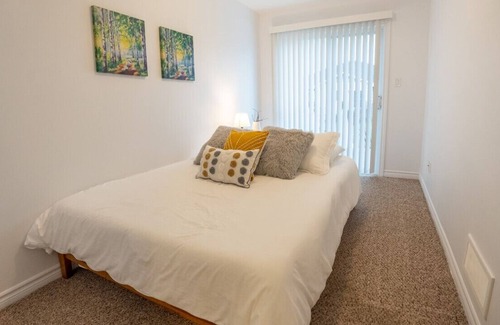 Cornwall House | 3BR+WiFi+Kitchen+Washer+Free Prking+Dryer+Pet